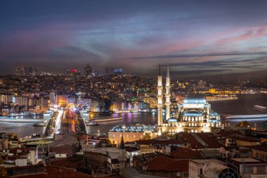 Eminonu Yeni Camii 'nin genel fotoğrafı güzel bir yaz akşamında dışarıdan çekildi. Yeni Cami 'nin ya da Valide Sultan Camii' nin alacakaranlıktaki uzun pozlu fotoğrafı..