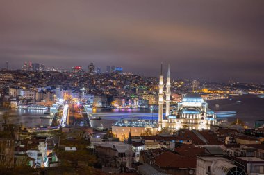Eminonu Yeni Camii 'nin genel fotoğrafı güzel bir yaz akşamında dışarıdan çekildi. Yeni Cami 'nin ya da Valide Sultan Camii' nin alacakaranlıktaki uzun pozlu fotoğrafı..