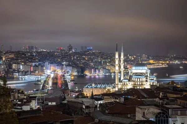 Eminonu Yeni Camii 'nin genel fotoğrafı güzel bir yaz akşamında dışarıdan çekildi. Yeni Cami 'nin ya da Valide Sultan Camii' nin alacakaranlıktaki uzun pozlu fotoğrafı..