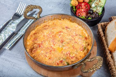 Geleneksel bakır tavada ünlü Türkçe erkek ismi. Yumurta, biber ve domatesle yapılmış menemen. Menü için geleneksel Türk yemeği Menemen kavramı.