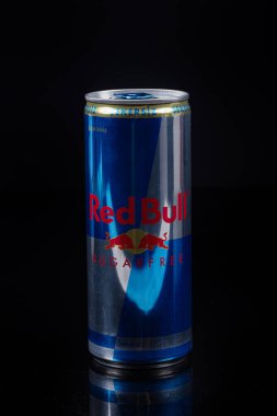 İstanbul, Türkiye 15 Mayıs 2023, buzda bir kutu Red Bull Enerji İçeceği. Red Bull dünyadaki en popüler enerji içeceğidir..