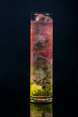 İstanbul, Türkiye 15 Mayıs 2023, buzda tek bir kutu Red Bull tropikal enerji içeceği. Red Bull dünyadaki en popüler enerji içeceğidir. Kırmızı boğa enerjisi. Buzlu cam..