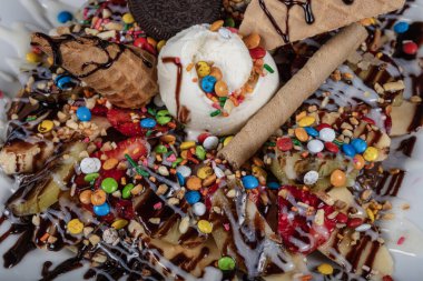 Ev yapımı Belçika waffle 'ı, çilekli ve kremalı harika olur. Porselen tabakta çikolatalı waffle, meyve ve dondurma. Siyah bir arkaplanda izole edilmiş.