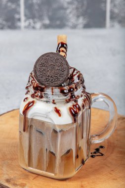 Kavanozda çikolatalı milkshake. Çikolata düşkünü ekstrem milkshake, çikolatalı kek, lokum ve şekerleme. Çılgın çılgın yemek trendi.