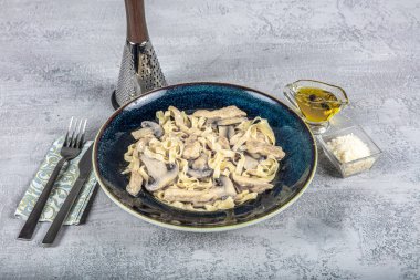 Tavuk, mantar ve parmesan peynirli kremalı Alfredo makarnası. Sağlıklı İtalyan yemeği