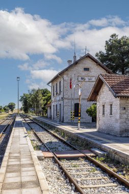 Usak, Türkiye 1 Temmuz 2023; 1897 'de inşa edilen tarihi Inay Tren İstasyonu bugün tren yolculuğunu sevenlere hizmet etmeye devam etmektedir. Inay Tren İstasyonu, Ulubey, Usak, Türkiye.