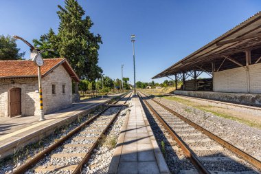 Usak, Türkiye 1 Temmuz 2023; 1897 'de inşa edilen tarihi Inay Tren İstasyonu bugün tren yolculuğunu sevenlere hizmet etmeye devam etmektedir. Inay Tren İstasyonu, Ulubey, Usak, Türkiye.