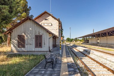 Usak, Türkiye 1 Temmuz 2023; 1897 'de inşa edilen tarihi Inay Tren İstasyonu bugün tren yolculuğunu sevenlere hizmet etmeye devam etmektedir. Inay Tren İstasyonu, Ulubey, Usak, Türkiye.