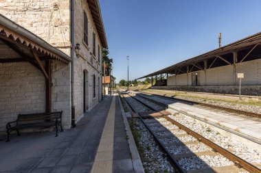 Usak, Türkiye 1 Temmuz 2023; 1897 'de inşa edilen tarihi Inay Tren İstasyonu bugün tren yolculuğunu sevenlere hizmet etmeye devam etmektedir. Inay Tren İstasyonu, Ulubey, Usak, Türkiye.