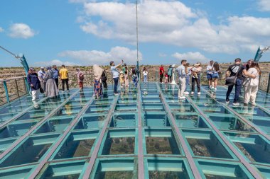 Ulubey, Usak, Türkiye 1 Temmuz 2023; Ulubey Canyon cam terası. Türkiye 'de ünlü bir yer. Turistler kanyonu izliyor. Ulubey, Usak, Türkiye.