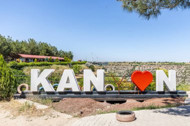 Ulubey, Usak, Türkiye 1 Temmuz 2023; Ulubey Canyon cam terası. Türkiye 'de ünlü bir yer. Turistler kanyonu izliyor. Ulubey, Usak, Türkiye.