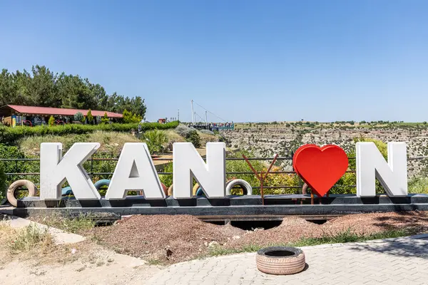 Ulubey, Usak, Türkiye 1 Temmuz 2023; Ulubey Canyon cam terası. Türkiye 'de ünlü bir yer. Turistler kanyonu izliyor. Ulubey, Usak, Türkiye.
