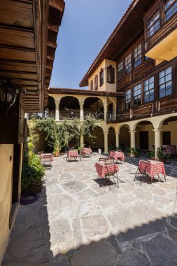 Kula, Manisa Türkiye 3 Temmuz 2023; Anemon Kafe. Kula evleri; 18. yüzyıl Osmanlı İmparatorluğu döneminde TURKISH olarak adlandırılan ahşap evler. Kula, Manisa Türkiye.