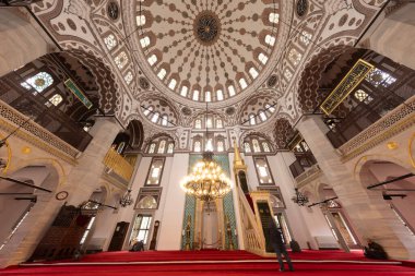 Uskudar İstanbul Türkiye 06 Mayıs 2023; Mimar Sinan tarafından inşa edilen Yeni Valide Camii 'nin içi. Kubbe manzaralı. Uskudar, İstanbul, Türkiye.