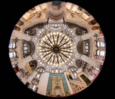 Uskudar İstanbul Türkiye 06 Mayıs 2023; Mimar Sinan tarafından inşa edilen Yeni Valide Camii 'nin içi. Kubbe manzaralı. Uskudar, İstanbul, Türkiye.