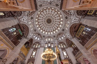 Uskudar İstanbul Türkiye 06 Mayıs 2023; Mimar Sinan tarafından inşa edilen Yeni Valide Camii 'nin içi. Kubbe manzaralı. Uskudar, İstanbul, Türkiye.