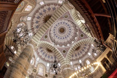 Uskudar İstanbul Türkiye 06 Mayıs 2023; Mimar Sinan tarafından inşa edilen Yeni Valide Camii 'nin içi. Kubbe manzaralı. Uskudar, İstanbul, Türkiye.