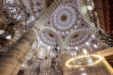 Uskudar İstanbul Türkiye 06 Mayıs 2023; Mimar Sinan tarafından inşa edilen Yeni Valide Camii 'nin içi. Kubbe manzaralı. Uskudar, İstanbul, Türkiye.
