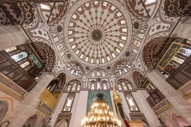 Uskudar İstanbul Türkiye 06 Mayıs 2023; Mimar Sinan tarafından inşa edilen Yeni Valide Camii 'nin içi. Kubbe manzaralı. Uskudar, İstanbul, Türkiye.