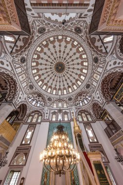 Uskudar İstanbul Türkiye 06 Mayıs 2023; Mimar Sinan tarafından inşa edilen Yeni Valide Camii 'nin içi. Kubbe manzaralı. Uskudar, İstanbul, Türkiye.