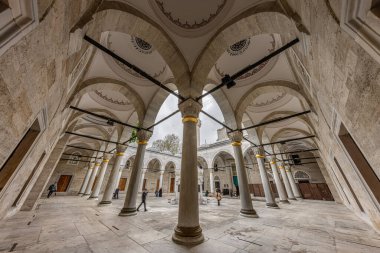 Uskudar İstanbul Türkiye 06 Mayıs 2023; Uskudar Yeni Valide Camii, Mimar Sinan tarafından inşa edildi. Yeni Valide Camii, Sultan III. Ahmed tarafından 18. yüzyılda inşa edilmiş bir Osmanlı camii..