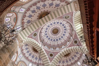 Uskudar İstanbul Türkiye 06 Mayıs 2023; Cami 'nin ana kubbesi Mihrimah Sultan Camii (İskele Camii). Uskudar ilçesindeki Mimar Sinan 'ın Mihrimah Sultan Cami Camii' nin içinde..