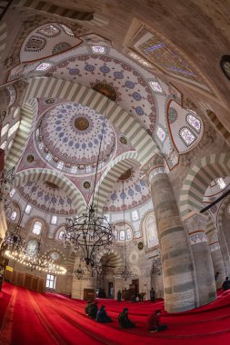 Uskudar İstanbul Türkiye 06 Mayıs 2023; Cami 'nin ana kubbesi Mihrimah Sultan Camii (İskele Camii). Uskudar ilçesindeki Mimar Sinan 'ın Mihrimah Sultan Cami Camii' nin içinde..