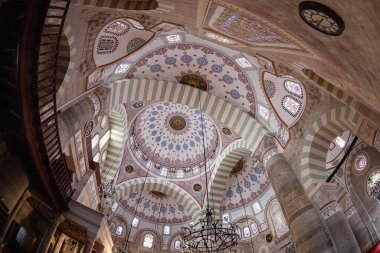 Uskudar İstanbul Türkiye 06 Mayıs 2023; Cami 'nin ana kubbesi Mihrimah Sultan Camii (İskele Camii). Uskudar ilçesindeki Mimar Sinan 'ın Mihrimah Sultan Cami Camii' nin içinde..