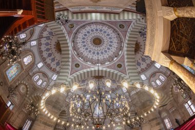 Uskudar İstanbul Türkiye 06 Mayıs 2023; Cami 'nin ana kubbesi Mihrimah Sultan Camii (İskele Camii). Uskudar ilçesindeki Mimar Sinan 'ın Mihrimah Sultan Cami Camii' nin içinde..
