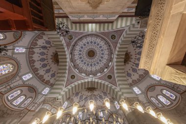 Uskudar İstanbul Türkiye 06 Mayıs 2023; Cami 'nin ana kubbesi Mihrimah Sultan Camii (İskele Camii). Uskudar ilçesindeki Mimar Sinan 'ın Mihrimah Sultan Cami Camii' nin içinde..