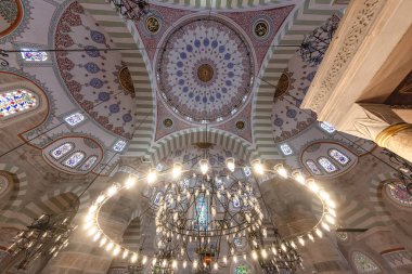 Uskudar İstanbul Türkiye 06 Mayıs 2023; Cami 'nin ana kubbesi Mihrimah Sultan Camii (İskele Camii). Uskudar ilçesindeki Mimar Sinan 'ın Mihrimah Sultan Cami Camii' nin içinde..