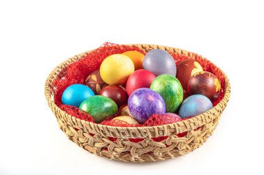 Geleneksel paskalya yumurtaları soğan kabuğuna boyanmış. Hafif Paskalya tatili. Dini gelenekler. Paskalya kutlaması. Renkli el yapımı Paskalya yumurtaları..