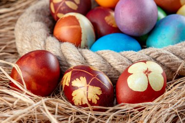 Geleneksel paskalya yumurtaları soğan kabuklarıyla boyanmış. Birçok el yazısı Noel yumurtalarını bir sepetin içine boyamıştır. Mavi, sarı, altın, açık mavi ve kırmızı çeşitleri. Paskalya kutlaması kavramı. 