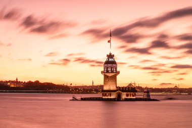 Bakire Kulesi uzun süre korunuyor. Harika bir manzara. İstanbul, Türkiye. Türkçe adı: Kiz Kulesi.