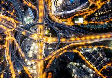 İstanbul 'un Kadıköy Büyükşehir durağı Uzuncayir, modern ilçesi. Uzuncayir Büyükşehir İstasyonu yakınlarındaki İstanbul şehri. İHA havadan ateş ediyor..