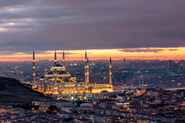 Akşamları İstanbul ve Camlica Camii 'nin uzun süre açıkta kalması. Camlica, İstanbul 'daki en güzel tepe. Bu tepenin en büyük binası, geceleyin İstanbul 'daki Camlica Camii..