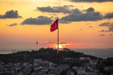 Altın Gün Batımında Türk Bayrağı Fotoğraf, Camlica Uskudar, İstanbul Türkiye (Türkiye)).