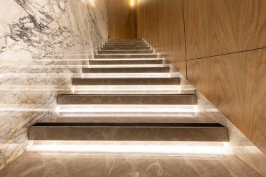 Lüks ve geniş apartmandaki modern merdivenler. Beton duvardaki modern ahşap merdivenler. Evin iç tasarım merdivenleri..