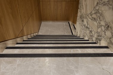 Lüks ve geniş apartmandaki modern merdivenler. Beton duvardaki modern ahşap merdivenler. Evin iç tasarım merdivenleri..