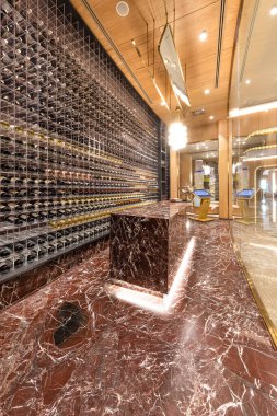 Antalya Türkiye 2024 Şubat 07, büyük şarap rafları. Birçok farklı alkollü içecek. Lüks bir otelin şarap mahzeni. Şarap şişesi rafı modern şaraphane. Arkaplanda şarap şişeleri.
