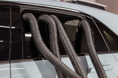 Profesyonel Araba Koltuğu Kurutma Sıcak Hava Yapımcısı Ahtapot. Servis oto yıkama ekspresi. İşçi su damlalarını temizlemek için turbo kurutucu kullanıyor. Detaylandırma, araba yıkama ve boya düzeltme konsepti.