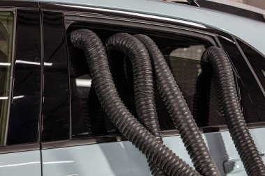 Profesyonel Araba Koltuğu Kurutma Sıcak Hava Yapımcısı Ahtapot. Servis oto yıkama ekspresi. İşçi su damlalarını temizlemek için turbo kurutucu kullanıyor. Detaylandırma, araba yıkama ve boya düzeltme konsepti.