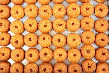 Sekerpare tatlı tepsisi. Sekerpare tatlısı tepside. Geleneksel Türk mutfağı tatları. Beyaz zemin üzerinde Türk Ramazan tatlısı Sekerpare.