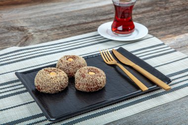 Geleneksel Türk Tatlısı Sekerpare, Beyaz Haşhaş Tohumu, Şerbet ve Pistachios ile Çikolata Sekerpare olarak da bilinir..