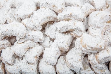 Un kurabiyeleri. Çay saati için özel Türk usulü un kurabiyeleri. Tatlı hilal şeklinde vanilyalı kurabiyeler, parçalanmış ve pudra şekeriyle kaplanmış. Kuru kek..