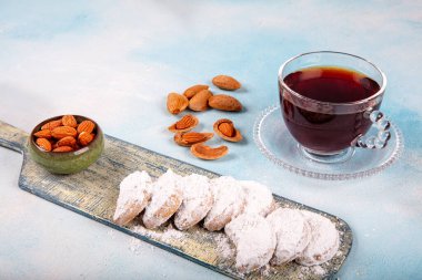 Un kurabiyeleri. Çay saati için özel Türk usulü un kurabiyeleri. Tatlı hilal şeklinde vanilyalı kurabiyeler, parçalanmış ve pudra şekeriyle kaplanmış. Kuru kek..