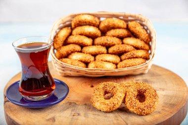Türk Bagel Kandil 'i çay (pasta yığını) ile. Lezzetli, halka şeklinde bisküvi kandil maymunu genellikle kutsal gecelerde yenir..