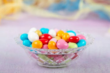 Renkli badem şekeri. İçinde badem olan küçük renkli şekerler. (Ramazan tatili) konsepti. Geleneksel Paskalya Portekiz şekerleri. Şekerleme dükkanı için pankart.