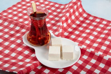 Türk Geleneksel Kastamonu Ceket Helva Pismaniye. Siyah bir tabakta Halva ve bir bardak çayla servis edilir..