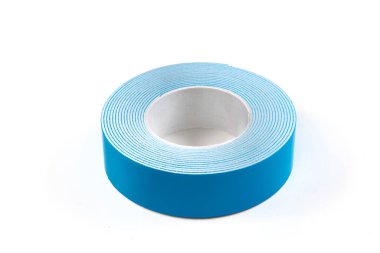 Çift taraflı köpük bantları. Çift taraflı yapıştırıcı bant. Köpük bantları. Beyaz arka planda çift taraflı şerit rulo. İki taraflı yapıştırıcı bant..